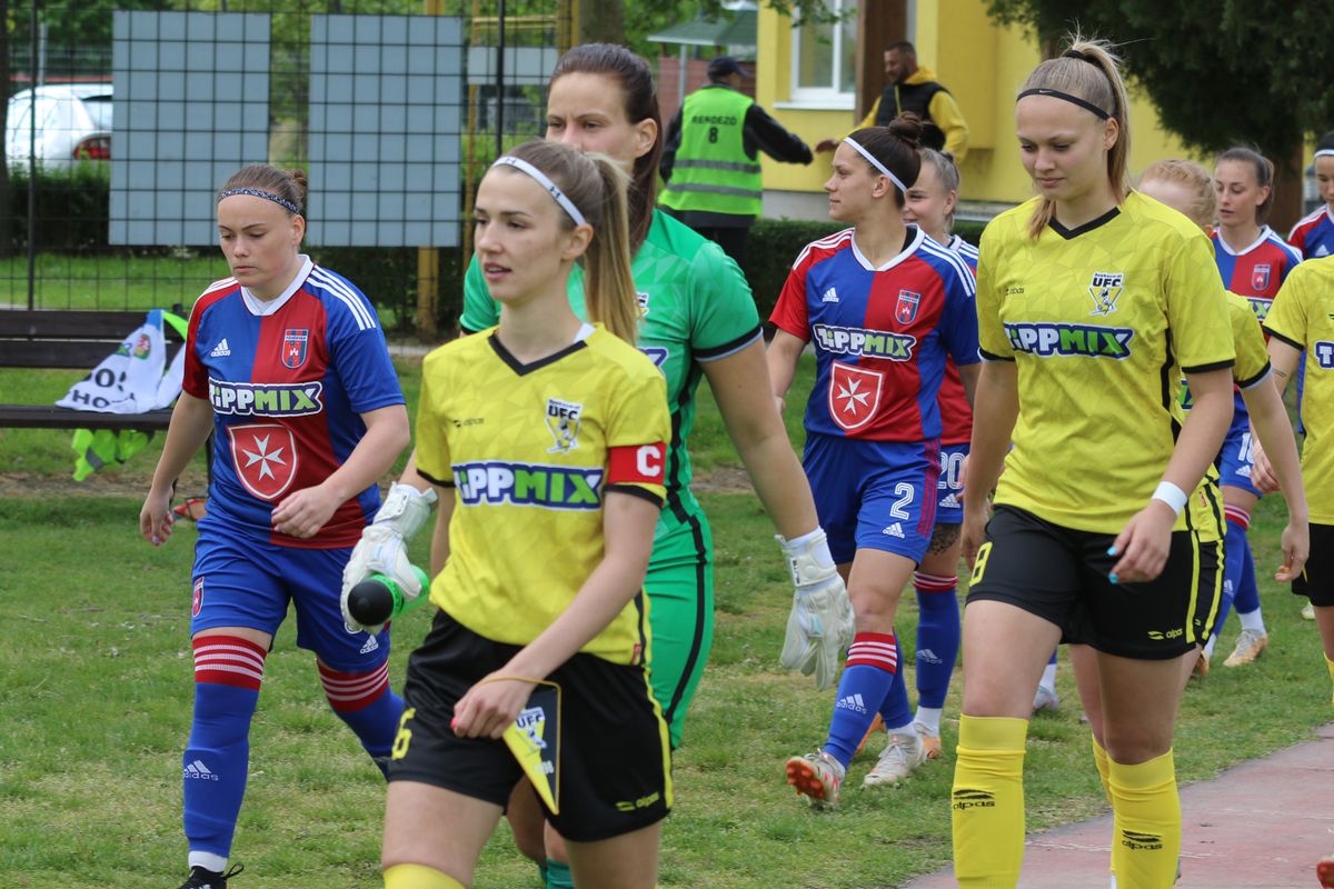 Kágyi Árvácska Rebeka csapatkapitány vezeti ki a pályára a Szekszárdi WFC együttesét