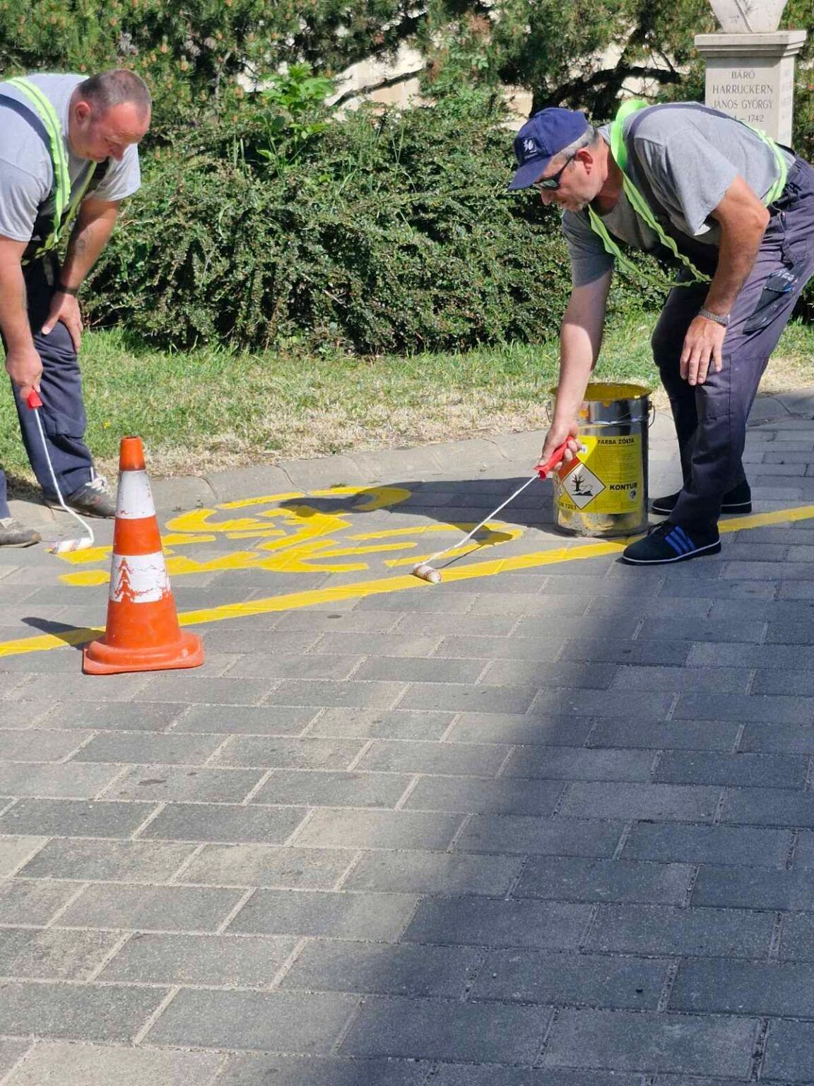 Szeptember közepére készülnek el a szakemberek az útburkolati jelek újrafestésével Szekszárdon.