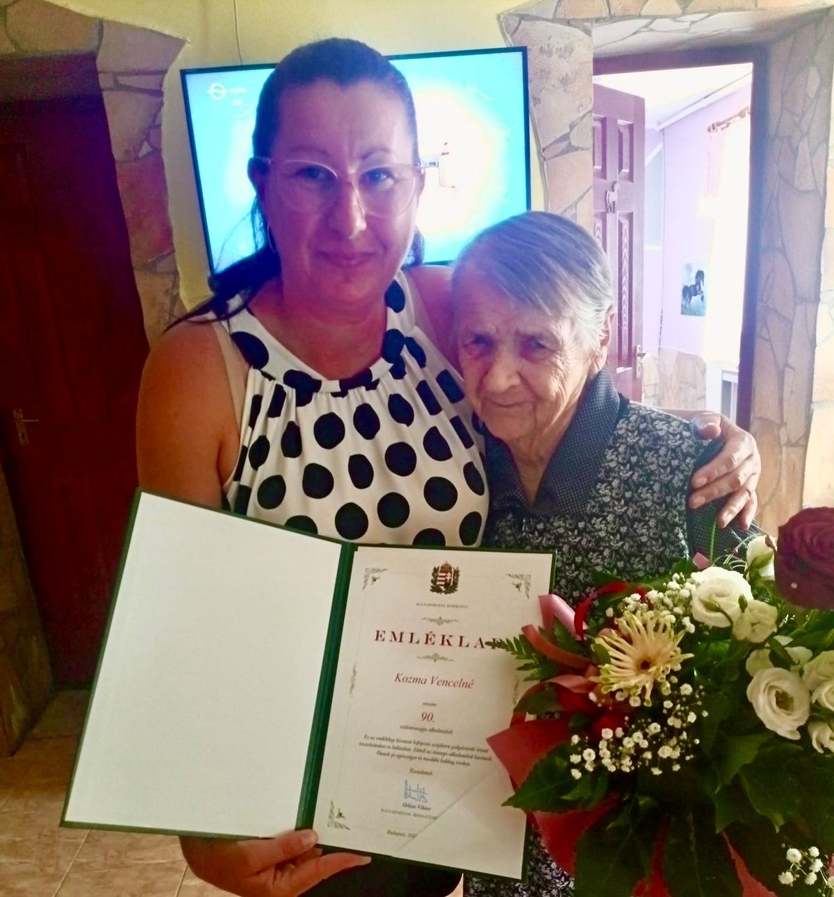 Molnár Józsefné születésnapján köszöntötte a 90 éves Vera nénit
