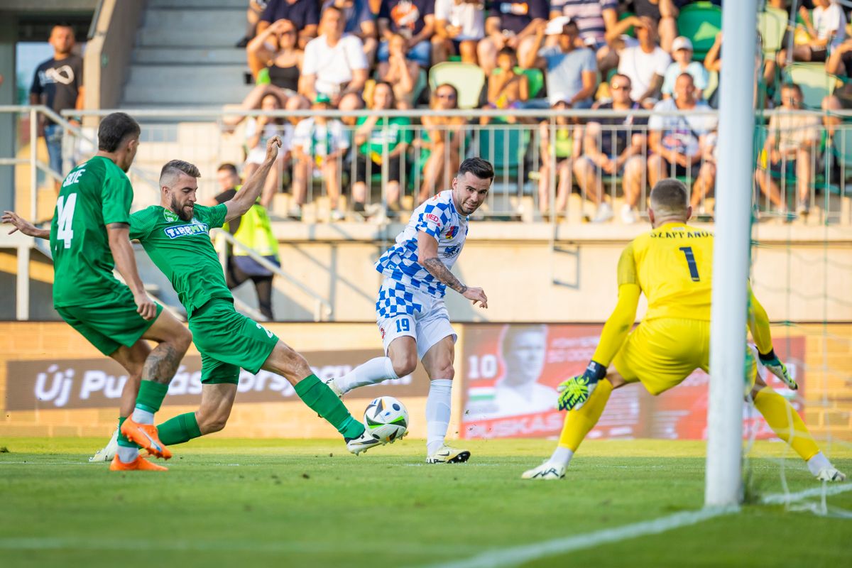 Kinyik Ákos, a Paksi FC védője próbál keresztezni a Corvinul elleni odavágón