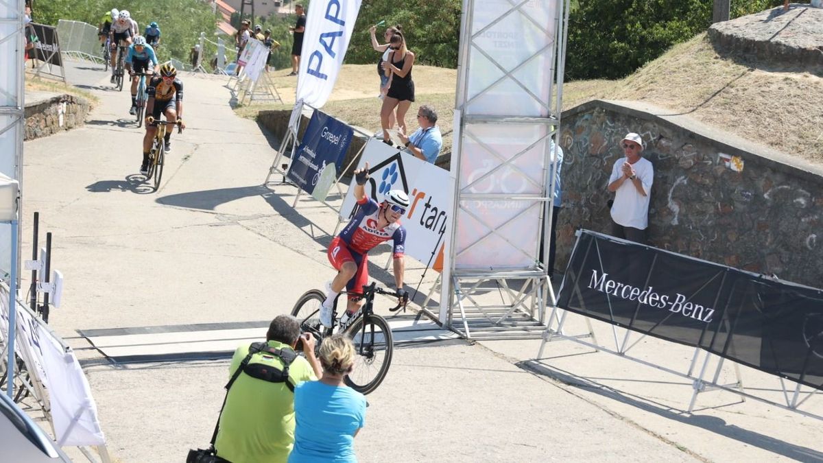 Tilen Finkst tekert fel elsőként a Kálvária tetejére