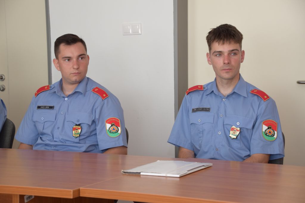 Kasza Simon és Lőrinc Levente Zoltán tűzoltó hadnagyot hétfőn fogadták a Tolna Vármegyei Katasztrófavédelmi Igazgatóságon