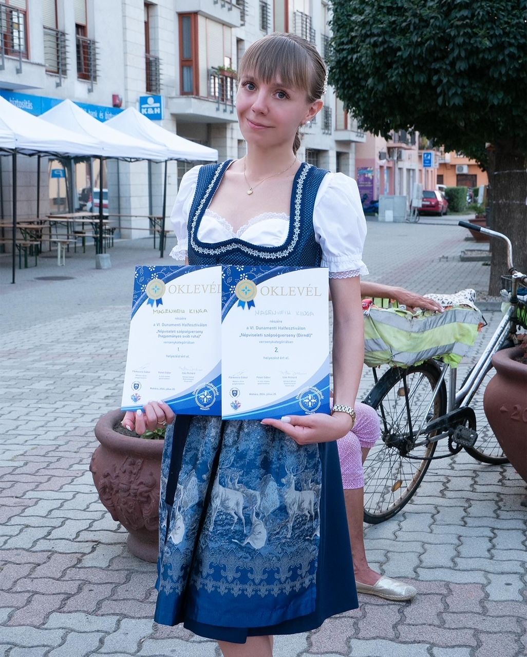 A zombai Magenheim Kinga több kategóriában is előkelő helyezést ért el a népviseleti szépségversenyen.