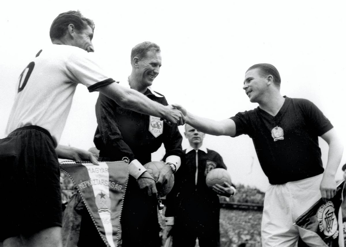 Fritz Walter (balra) és Puskás Ferenc kézfogása az 1954-es világbajnokság berni döntője előtt