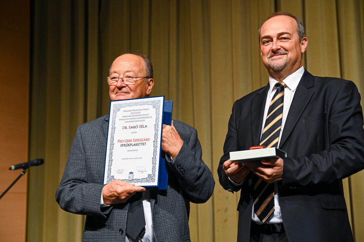 Dr. Bakó Béla szülész, nőgyógyász is Pro Urbe díjat kapott Szekszárdért végzett tevékenységéért 