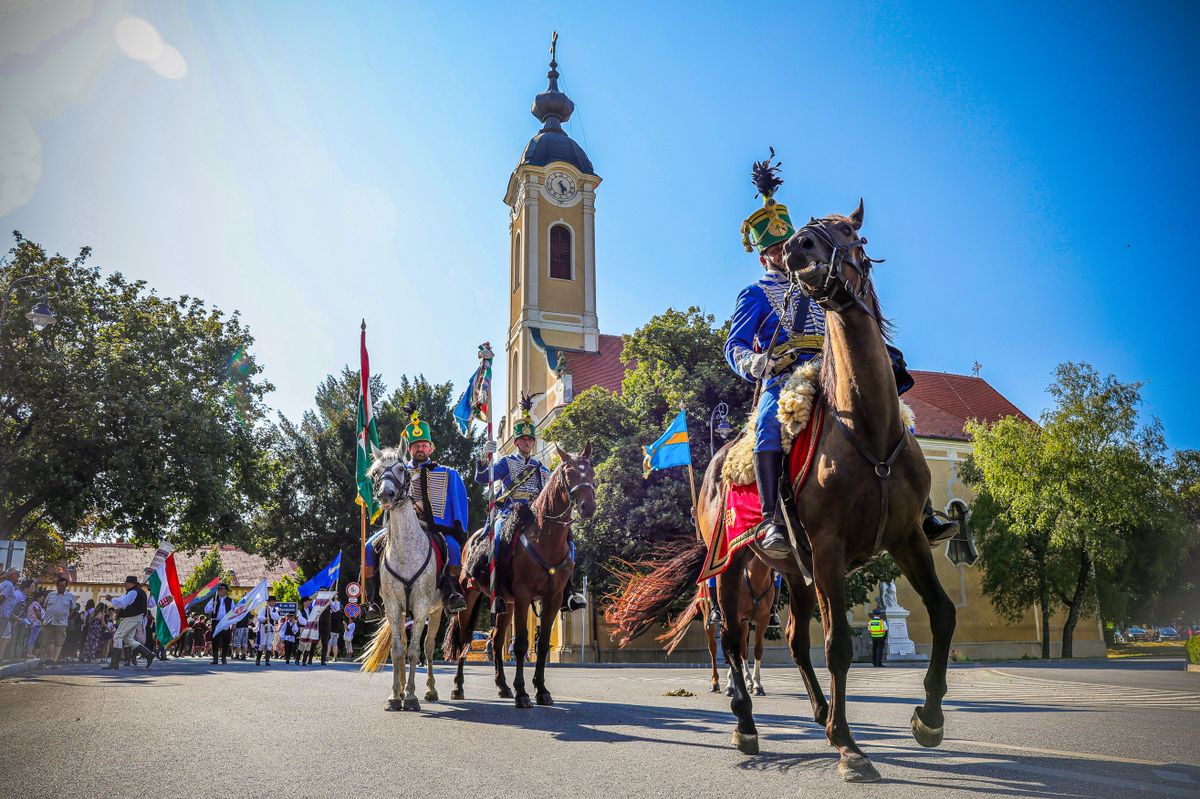 A folklórfesztivál második napján 32 csoport vonult fel Bonyhád utcáin