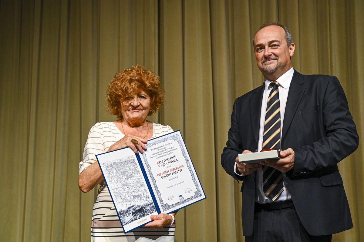 Keszthelyiné Vajda Mária és Berlinger Attila Szekszárd polgármestere a Pro Urbe díjjal