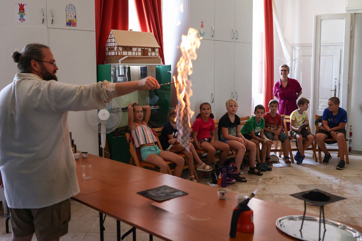 A Völgységi Múzeumban pécsi kémikusok előadása kápráztatta el a gyerekeket