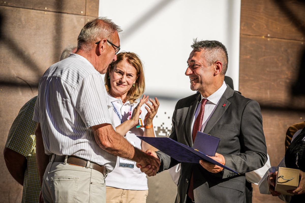 Potápi Árpád János, nemzetpolitikáért felelős államtitkár adta át a Sebestyén Ádám díjat Zbiegniew Kowalkskinak, a fesztivál ötletgazdájának