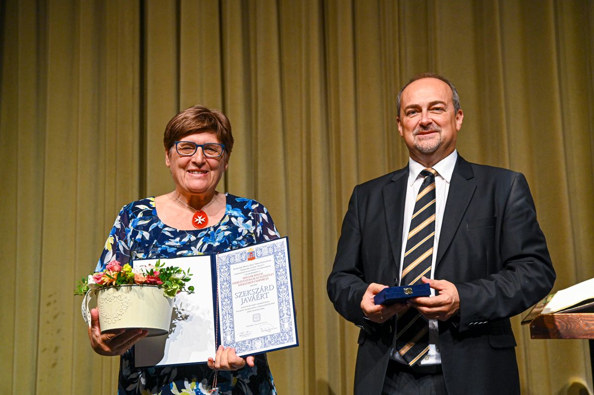 A Hesz Zoltánné (balra), a máltaiak szekszárdi csoportjának vezetője és Berlinger Attila, Szekszárd polgármestere a kitüntető cím átadását követően.