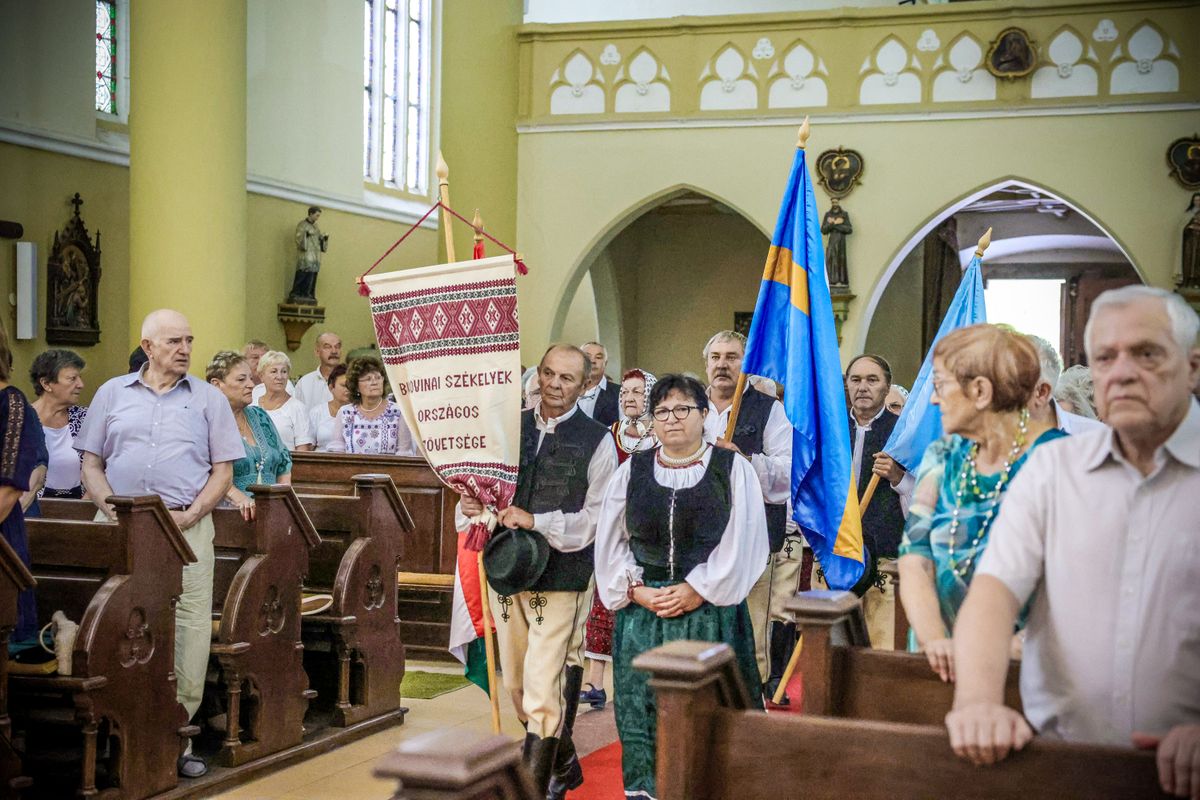 Székelykapu avatás a Bukovinai Székelyek Szekszárdi Egyesületének Közösségi házánál című esemény
Újvárosi templom, Szekszárd, ünnepi szentmise, 2024. 08. 17. 
Székelykaput avattak Szekszárdon 