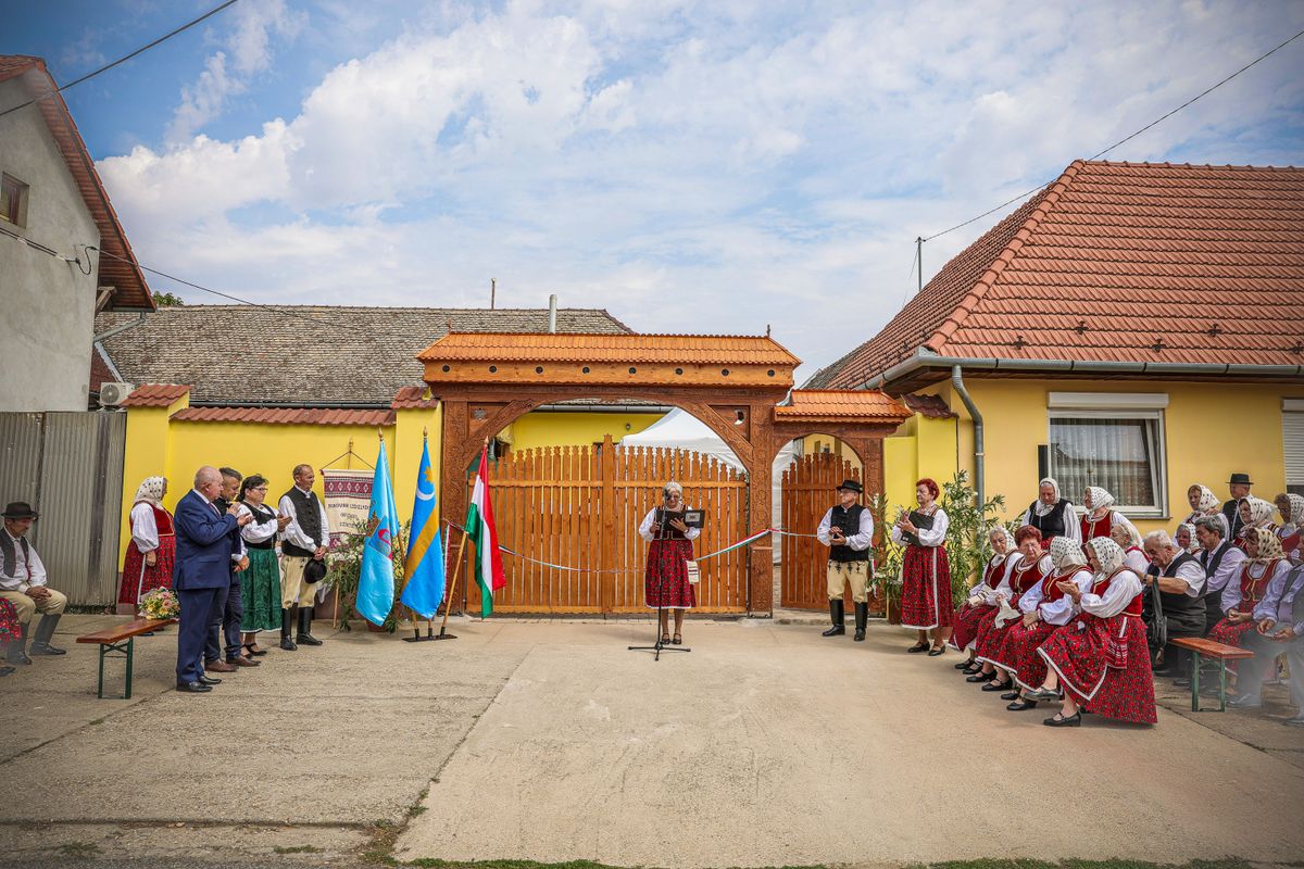 Székelykapu avatás a Bukovinai Székelyek Szekszárdi Egyesületének Közösségi házánál
2024. 08. 17. 
Székelykaput avattak Szekszárdon 