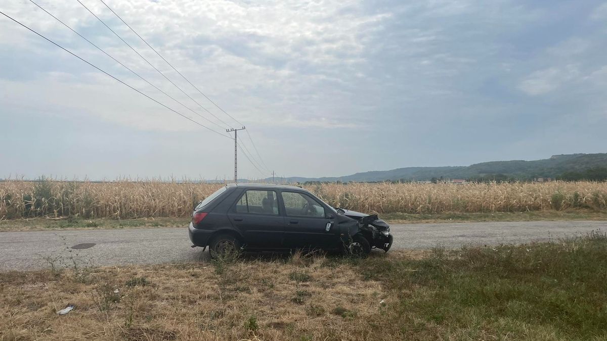 Jól látszik, hogy a kocsi jobb első eleje megsérült. Talán ezért hagyták az út mellett.