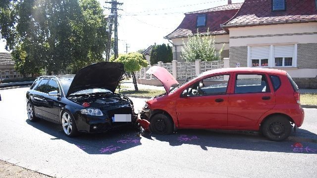 Öngyilkossági szándékkal ugrott az autó elé a fiatal hölgy