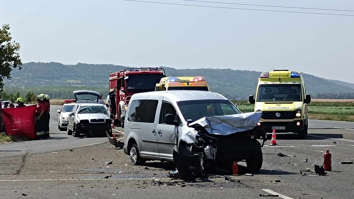 A fotón is jól látszik, hogy hatalmas erővel csapódott össze a két autó.