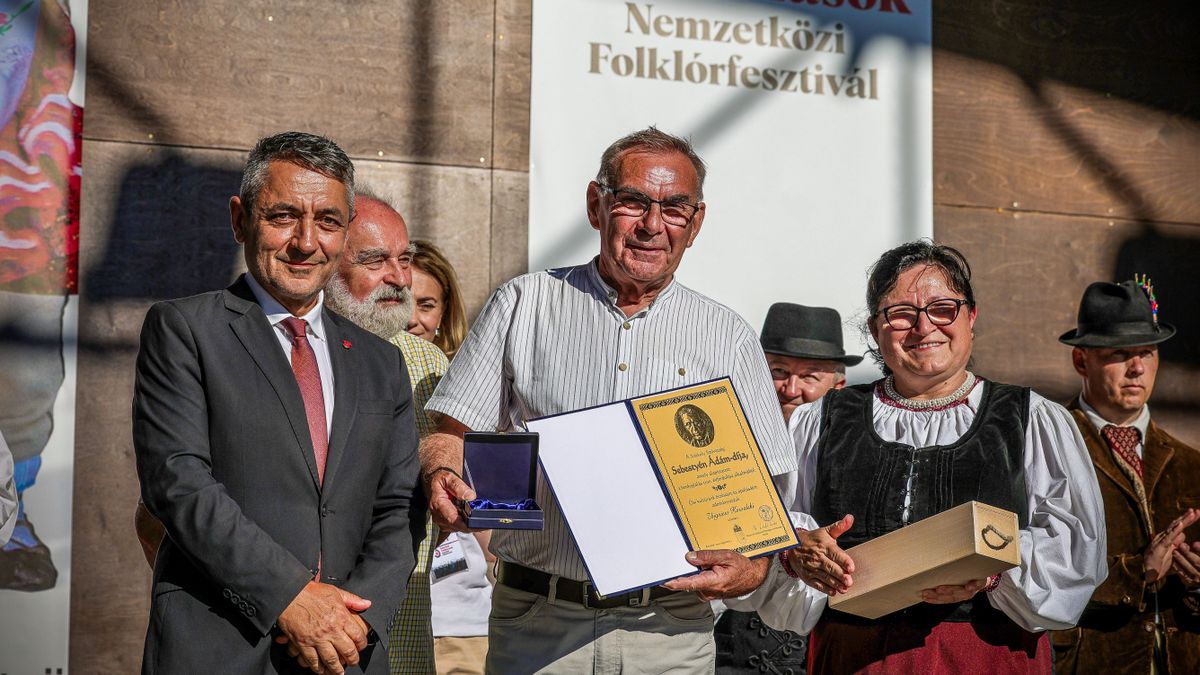 Potápi Árpád János, államtitkárral adta át dr. László Eszter a Sebestyén Ádám dajat Zbiegniew Kowalksinak