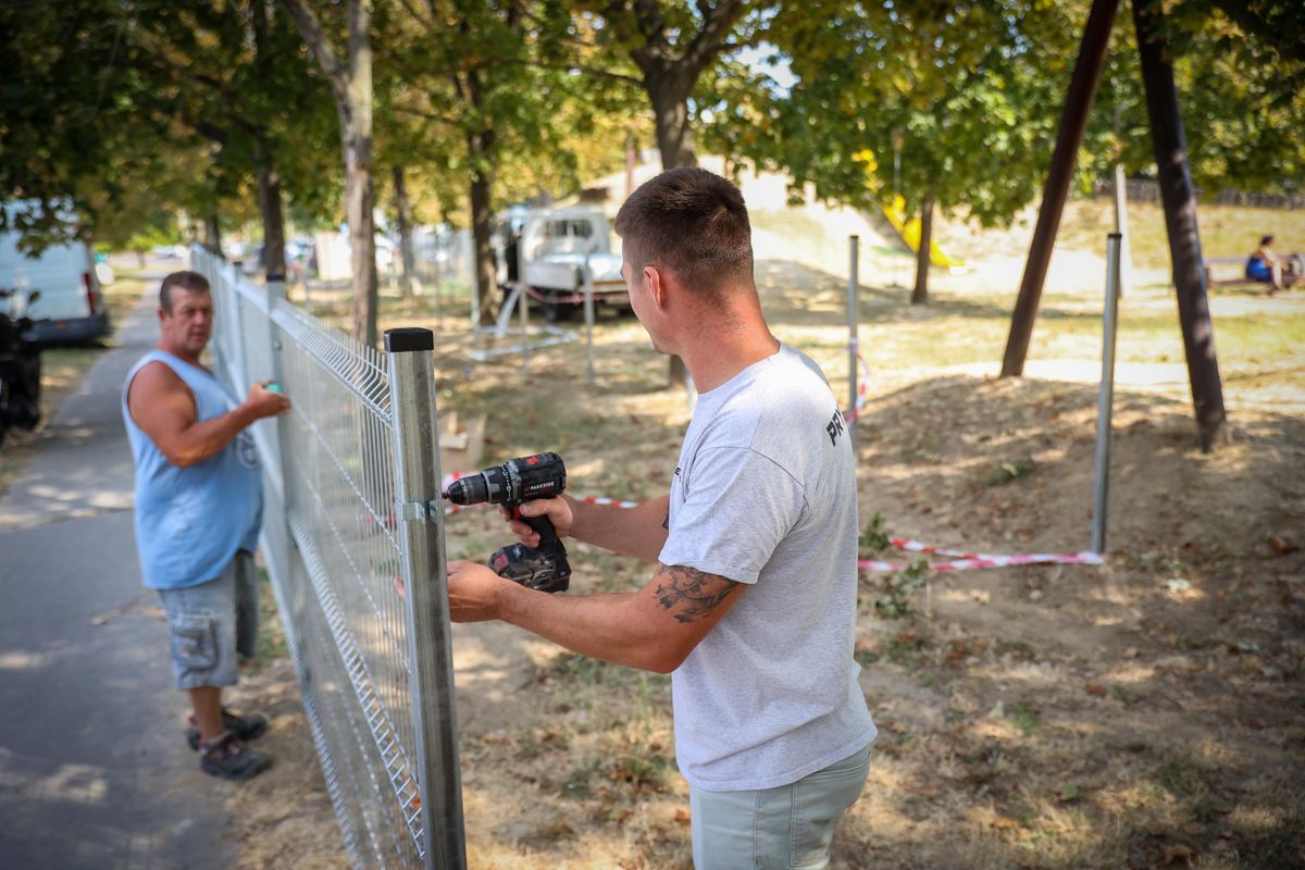 Árnyékos területettel bővül a szekszárdi kutyafuttató. A szakemberek már a kerítés felállításán  dolgoznak.