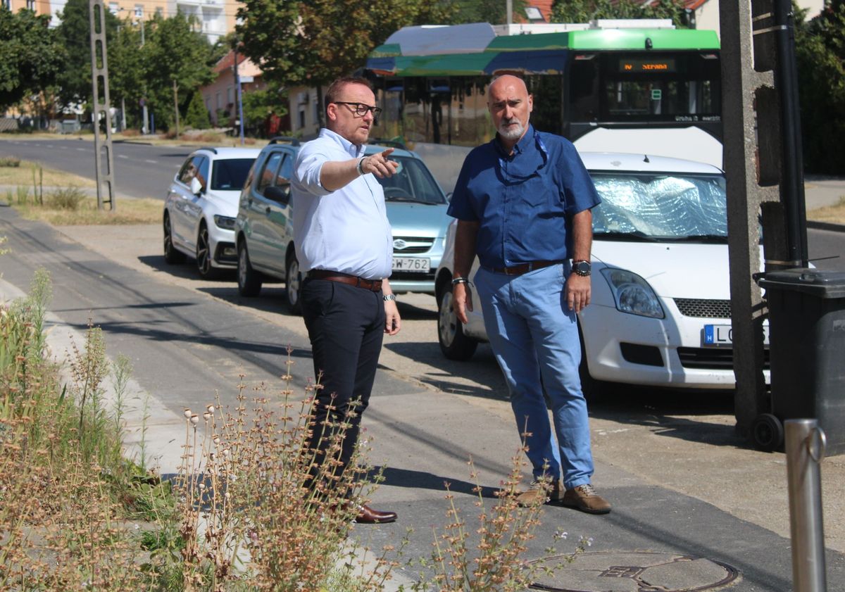 Szabó Péter és Mireider László az Újtemplom utca felújítás előtt álló szakaszán