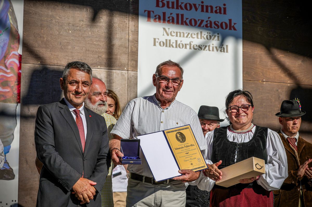 Potápi Árpád János, államtitkárral adta át dr. László Eszter a Sebestyén Ádám dajat Zbiegniew Kowalksinak