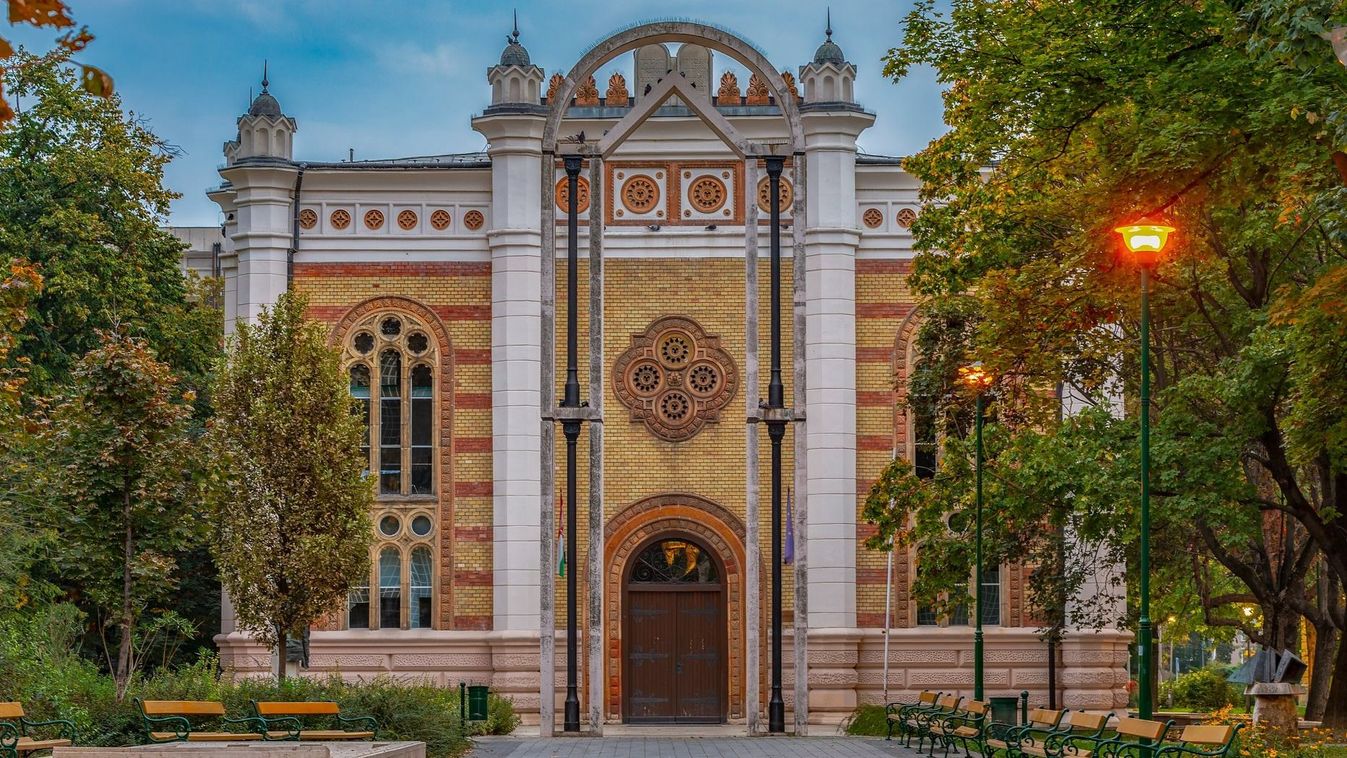 TEOL – Negyven év a művészetek bűvöletében