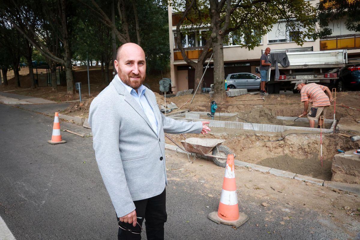 Szollár Zoltán személyesen tekintette meg hogy halad a körzetében épülő átkelőhely kialakítása.