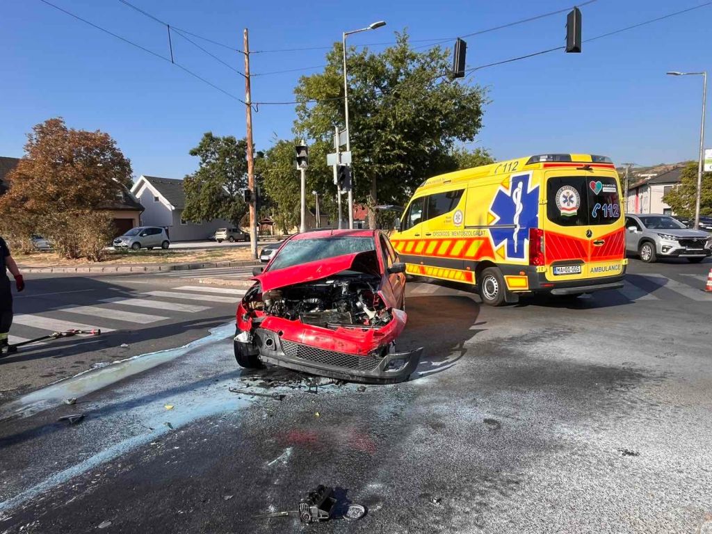 Az ütközést követően az egyik autó motortere kigyulladt a szekszárdi balesetben