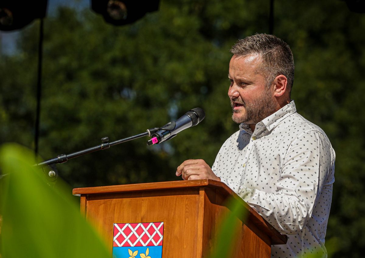 Bartucz Máté, a város polgármestere köszöntötte az egybegyűlteket a Város- és Bányásznapi megemlékezésen