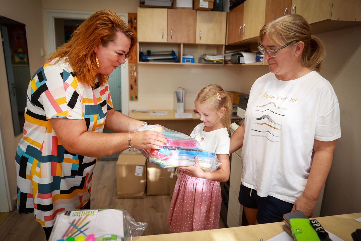 Pekari Bernadett, a Szekszárdi Garay János Általános Iskola igazgatója adta át a csomagokat a gyerekeknek.