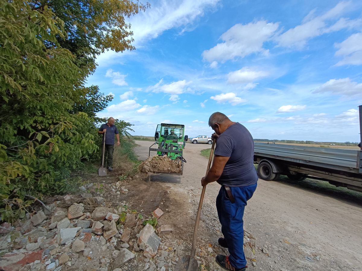 Kézi és gépi erővel küzdenek az Alisca Terra munkatársai az illegális hulladék ellen.