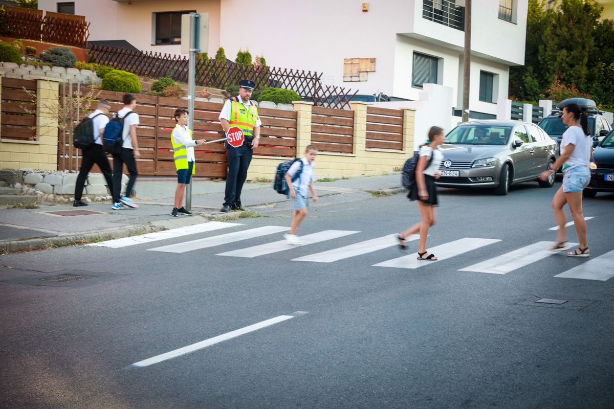 Az Iskolapélda program során rendőrök, figyeltek hétfőn reggel a közlekedőkre a szekszárdi Babits Mihály Általános Iskola előtt.