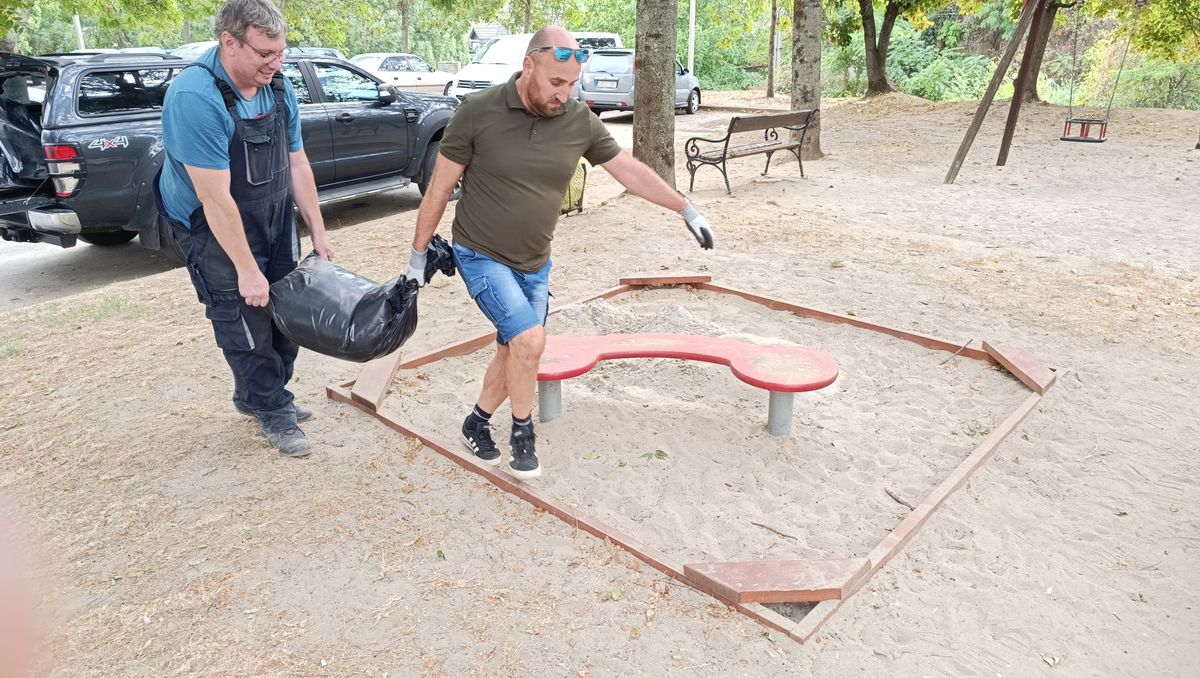 Jóni László, a környéken élő édesapa és Szollár Zoltán, önkormányzati képviselő pénteken délután töltötték fel a homokozót.