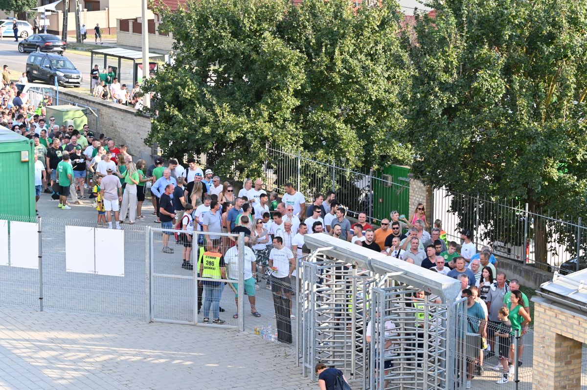 Péntektől lehet belépőjegyet vásárolni a Paks–Ferencváros bajnokira