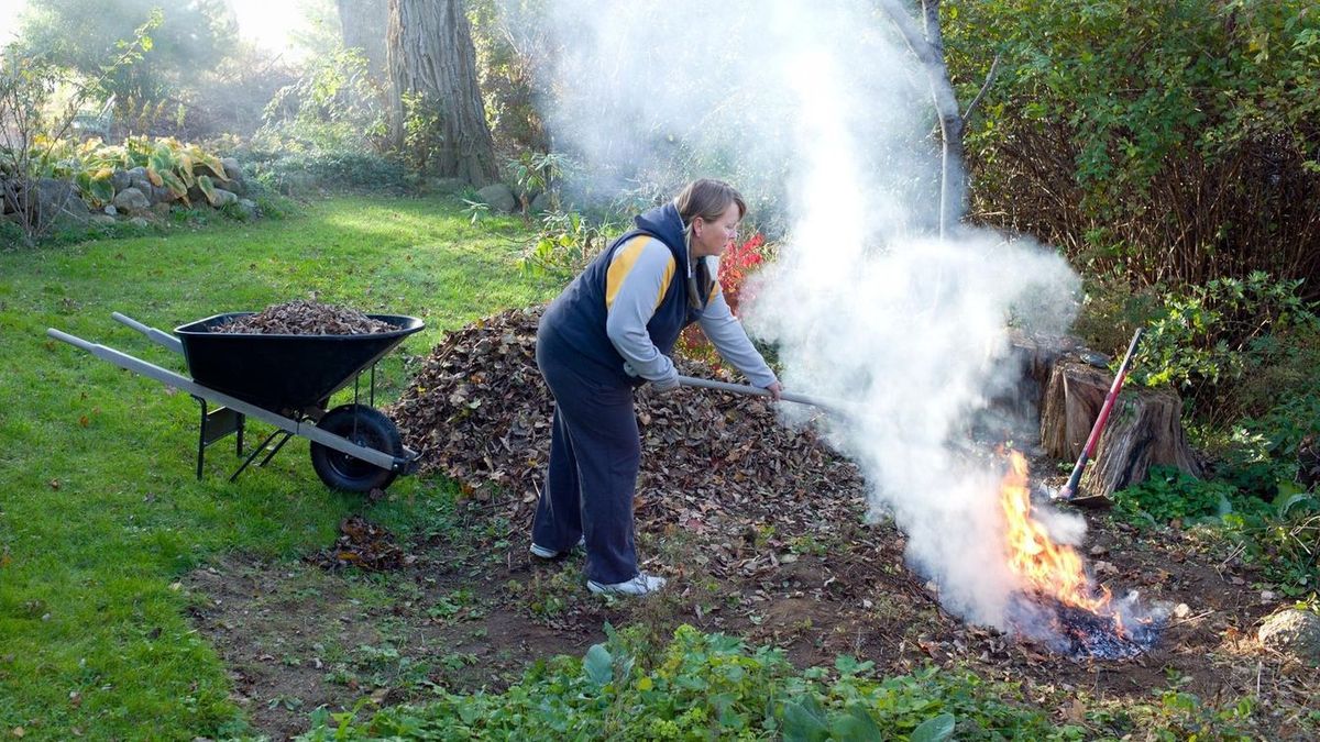 Óriási bírság járhat érte, mégis csinálják: elégetik az avart, kerti hulladékot