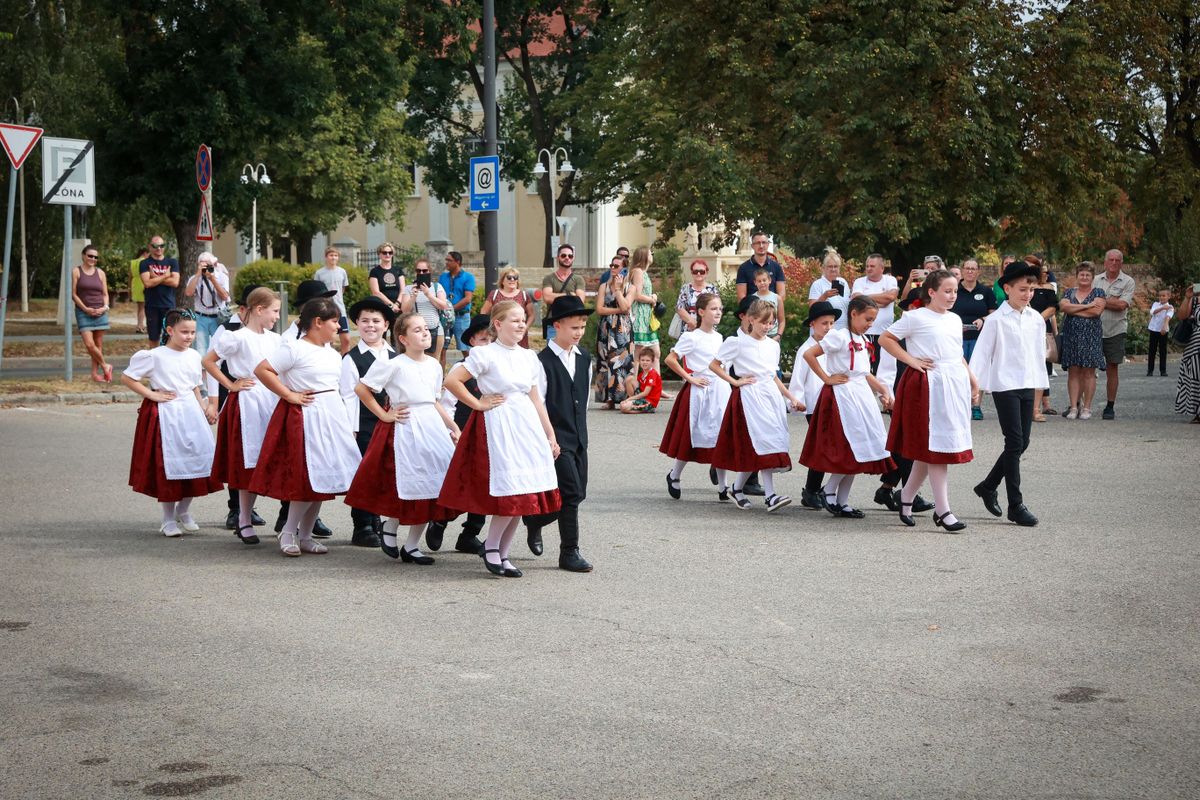 A megállókban művészeti csoportok léptek fel