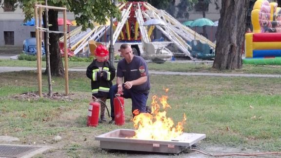 A tálcatűz-oltás során igazi tűzoltónak érezhették magukat a legkisebbek