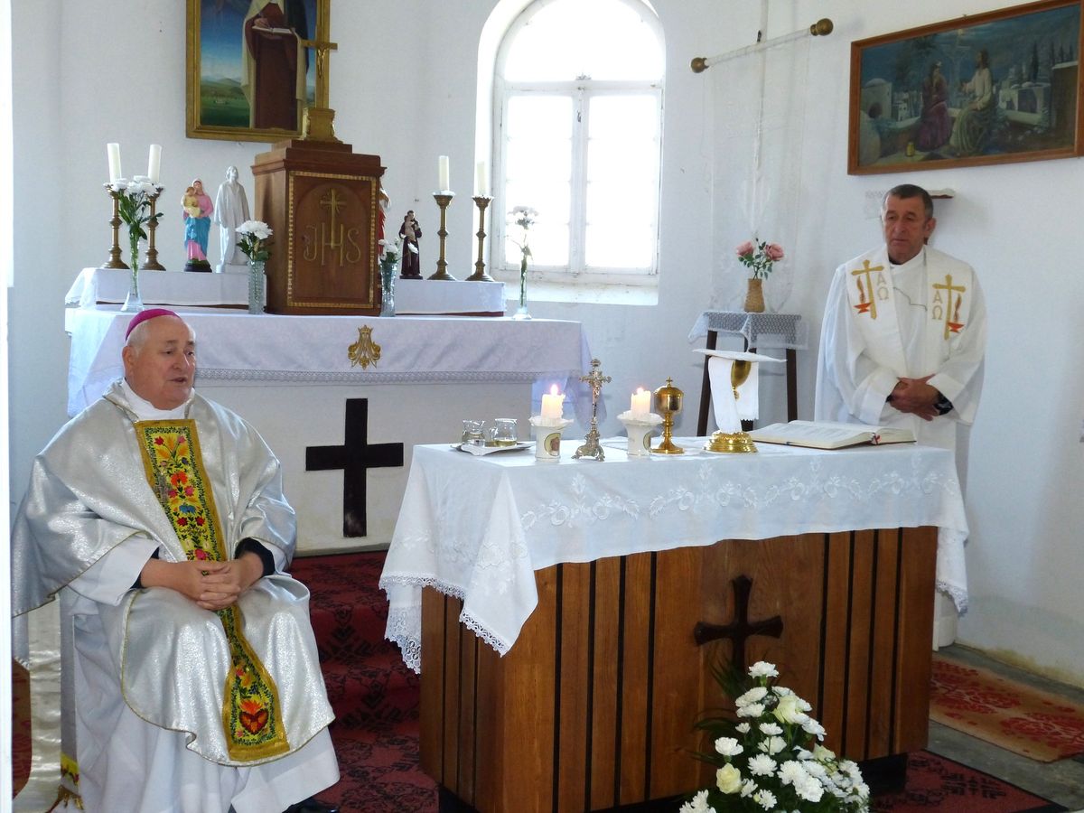 Bíró László püspök (balra) a medina-szőlőhegyi Avilai Szent Teréz-kápolnában