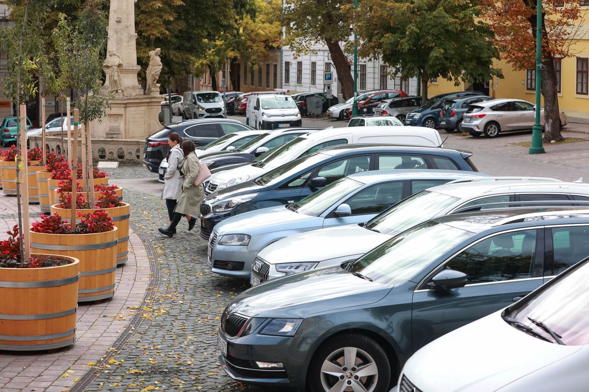 2024, Szekszárd, Béla király tér. Mindenféle személygépkocsi parkol a szekszárdi önkormányzat előtt. A múlt évben az Opel volt a legnépszerűbb autó hazánkban. 