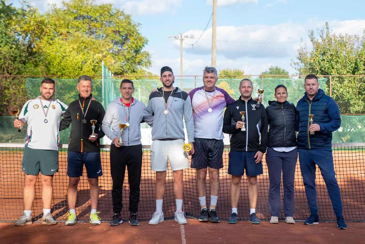 A bajnokságok dobogósai: balról Ezer Dávid, Szabó Gábor, Tóth Balázs, Steinbach Máté, Ferenc Tibor, Pörzse Balázs, Domonyainé Korsós Rita, Drészer László