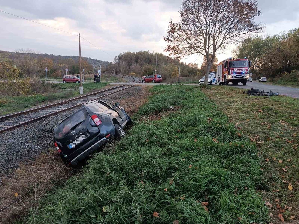 A vasúti sínek közelében az egyik összetört autó