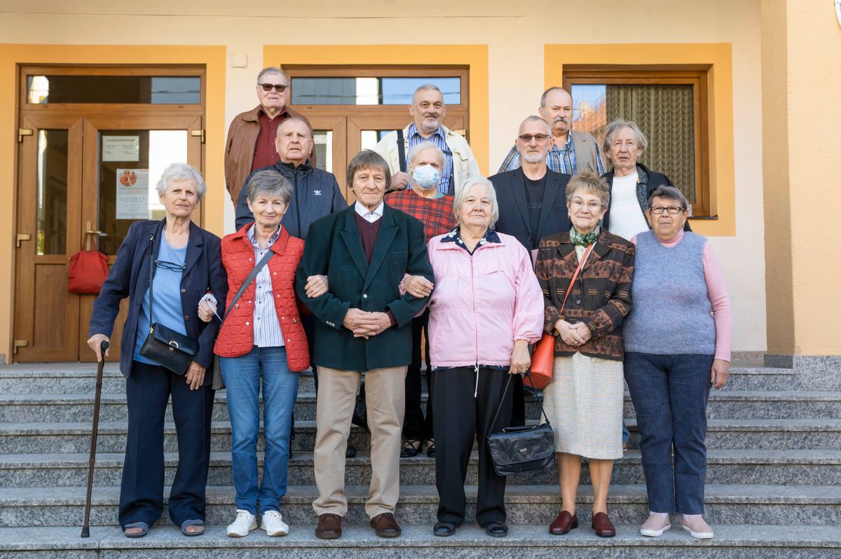 Szekszárdi Babits-iskolások, akik 1956-ban kezdték meg a tanulmányaikat a Szekszárdi Babits Mihály Általános Iskolában. 
Hatvan évvel később, 2024-ben, ballagásuk 60. évfordulója alkalmából újra találkoztak szeretett intézményüknél 