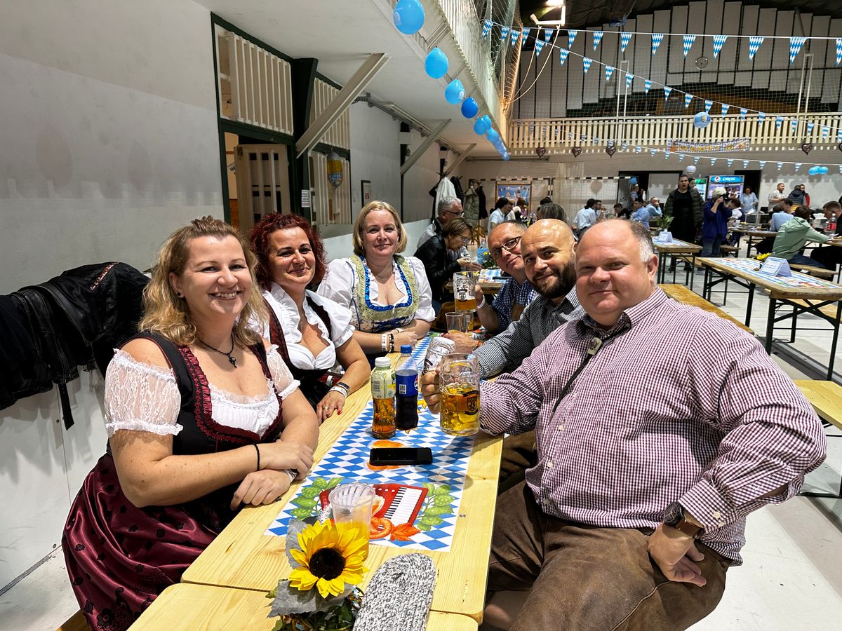 A bajor stílusú öltözékek, a tradicionális sramli zene és a vidám társaság egy igazán különleges élménnyé varázsolta az estét