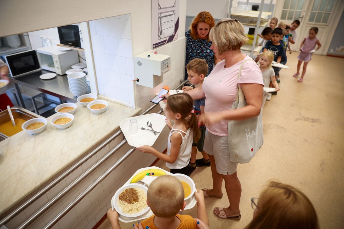 Amíg a gyerekek sorba állnak, addig a pedagógusok lehúzzák a kicsik e-jegyeit a géppel. A Szekszárdi Garay János Általános Iskolában már az első napokban kialakult ez a rendszer