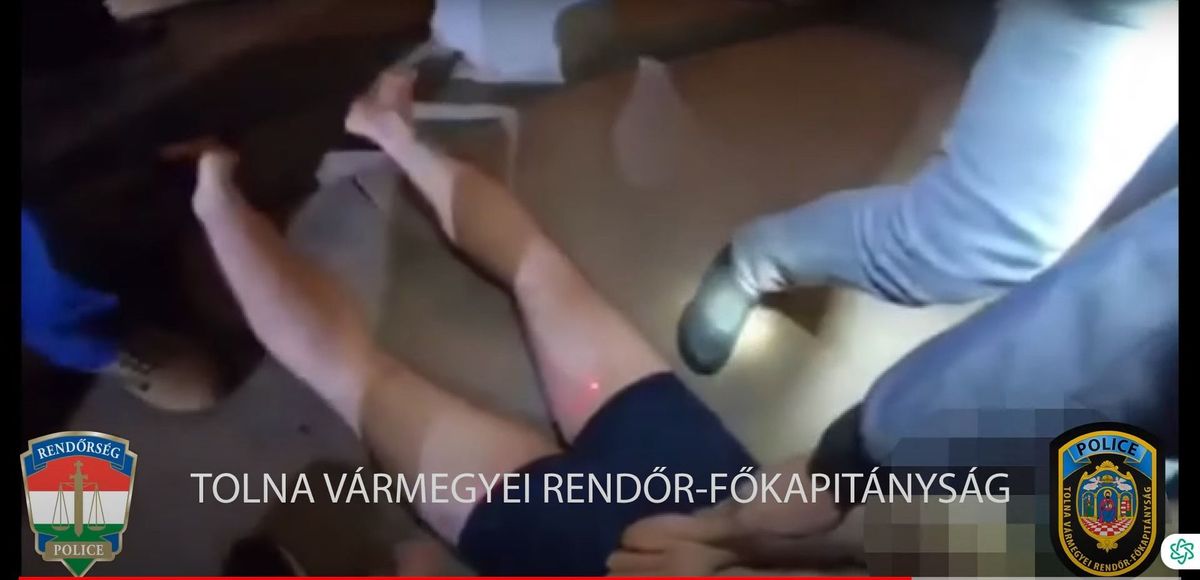 A kocsolai rabló elfogásáról videót tett közzé a rendőrség. A férfit kommandósok lepték meg az éjszaka közepén