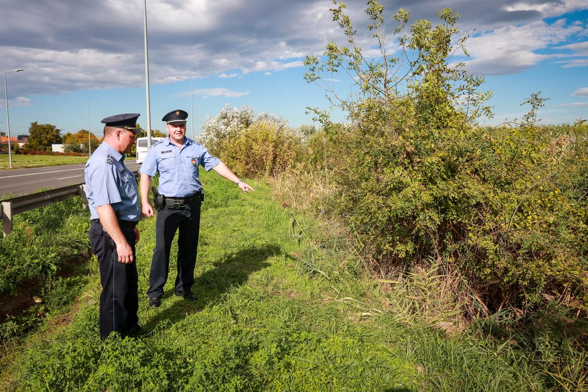 Az életmentő rendőrök, Tornóczki Attila (jobbra) és társa, Bognár Zsolt, a helyet mutatják, ahol megtalálták a bajba került idős férfit.