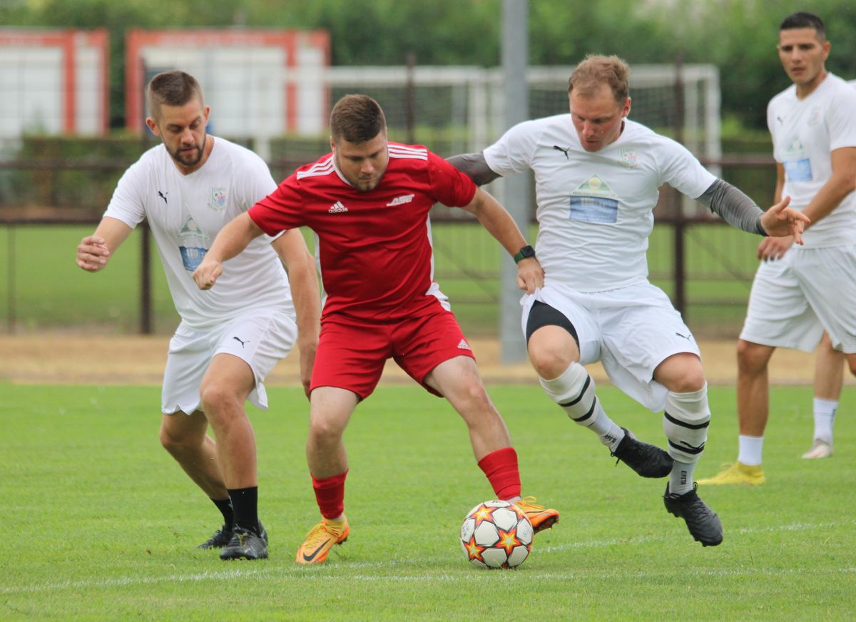 A fehérorosz légiós (jobbra) szerint hazája sportkedvelői példát vehetnének a magyarokról