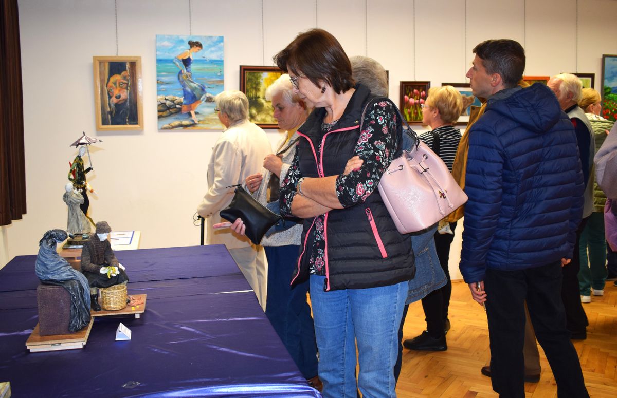 Jankovics Mária a mözsi művelődési házban állította ki érdekes, színes textilszobrait