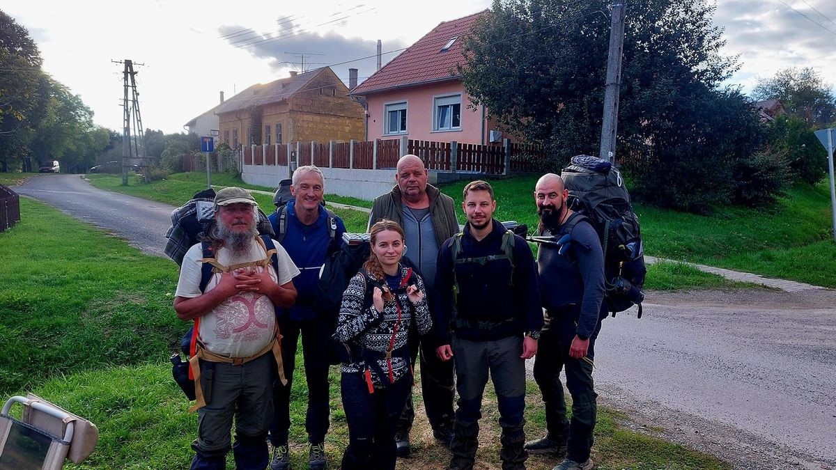 Borsi Zsolt (középen hátul) a Tisztelettúra teljesítése közben többször is találkozott más, a Kéktúra útvonalán gyaloglókkal.