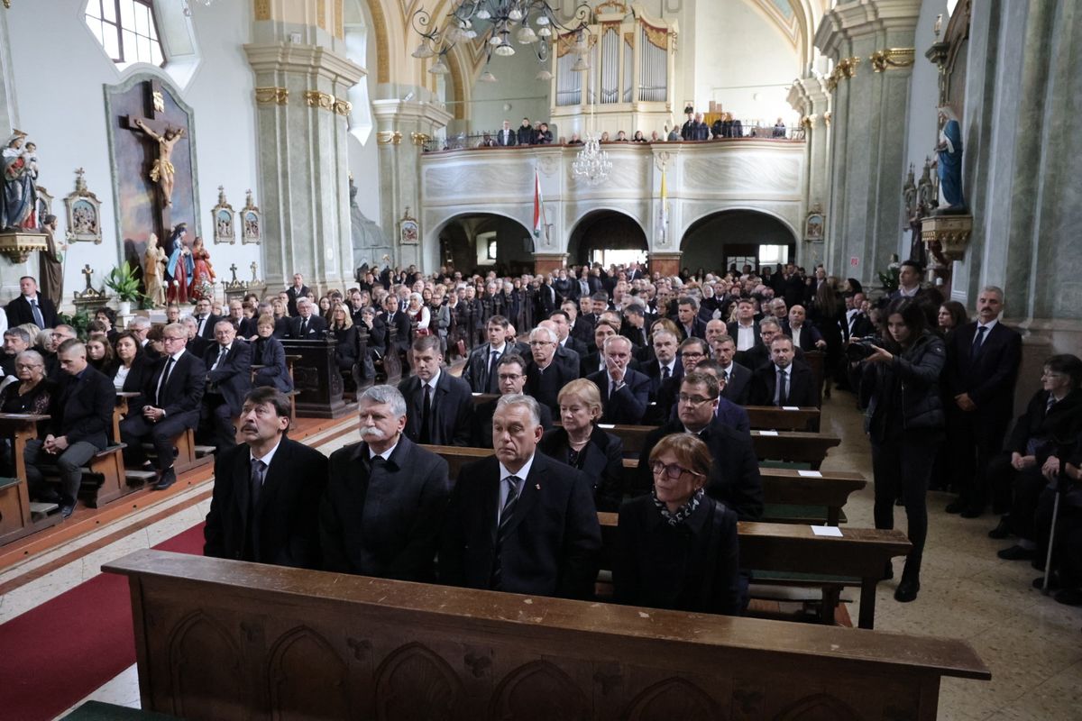 Elkezdődött Potápi Árpád János temetési szertartása