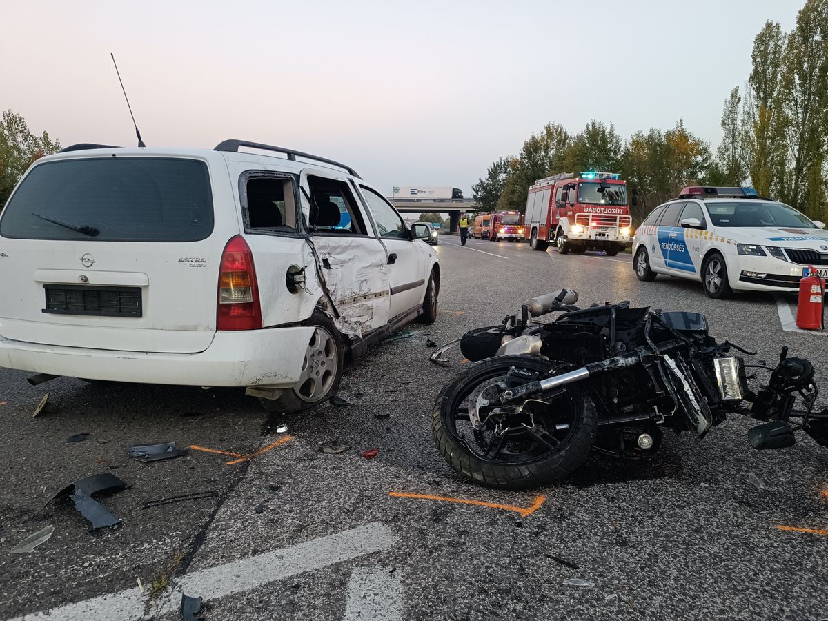 A személyautó jobb oldalának hajtott neki a motor. A sofőr vélhetően lerepült a kétkerekű járműről.