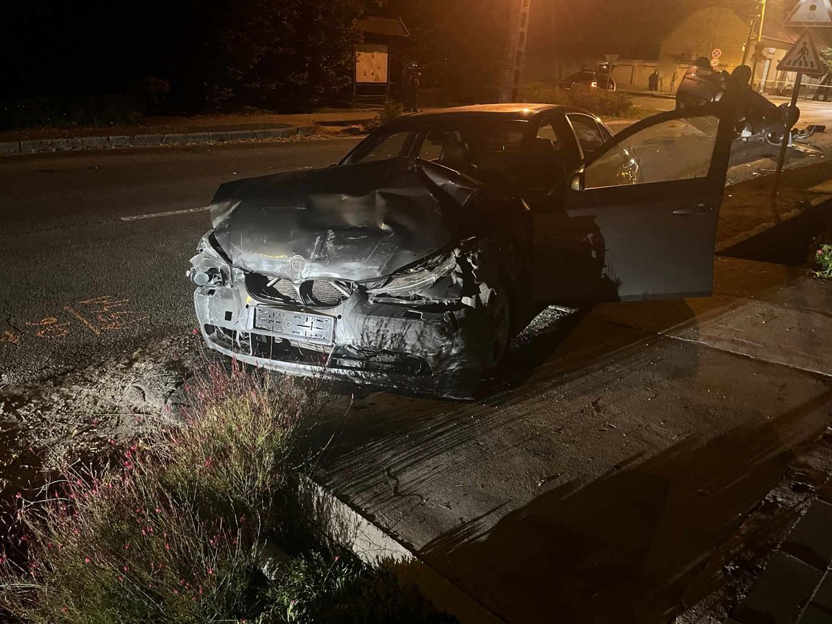 A BMW olyan erővel rohant a színésznő autójába, hogy az Opel felborult